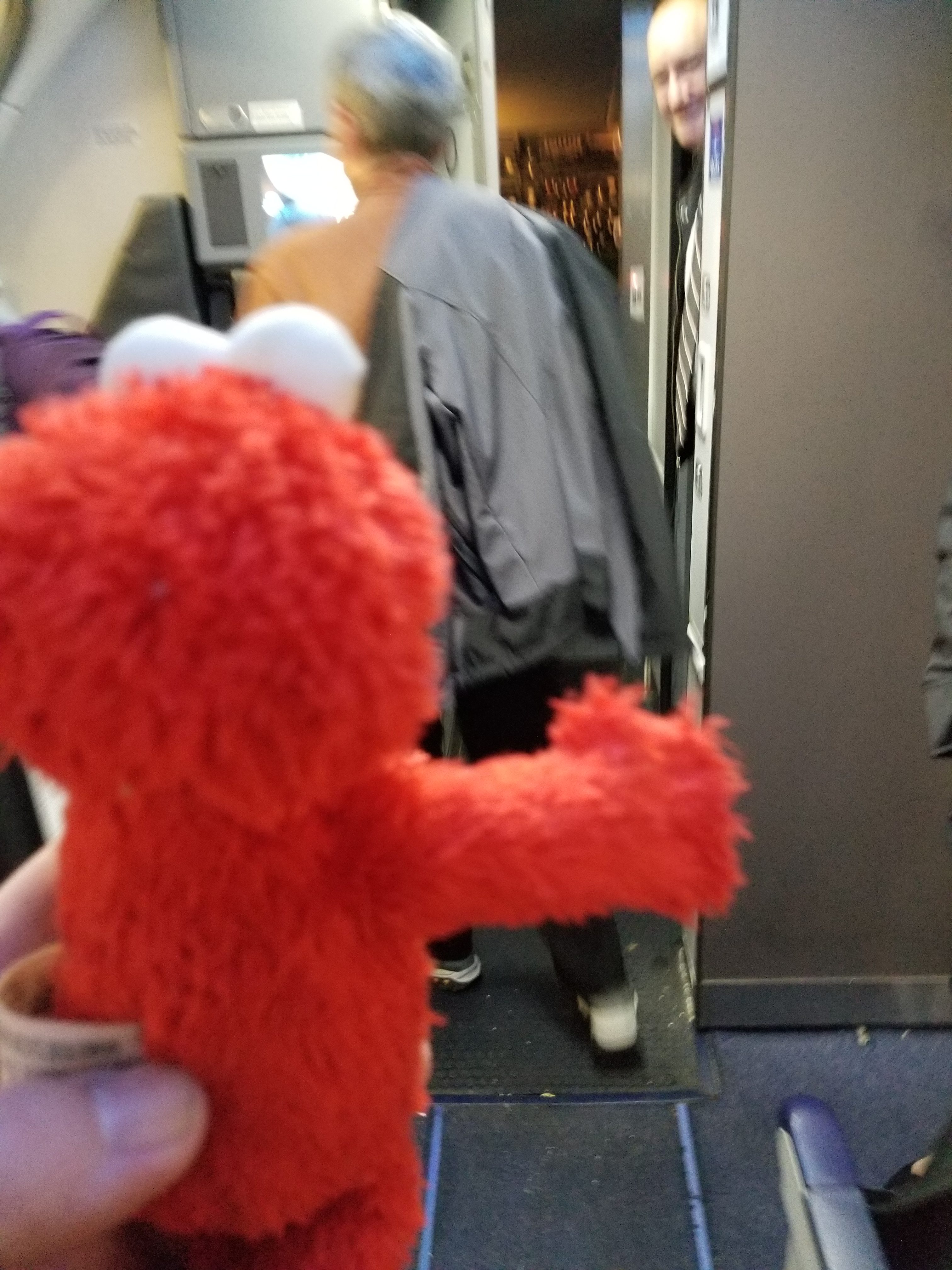 Elmo Waves to the Crew and Thanks Them